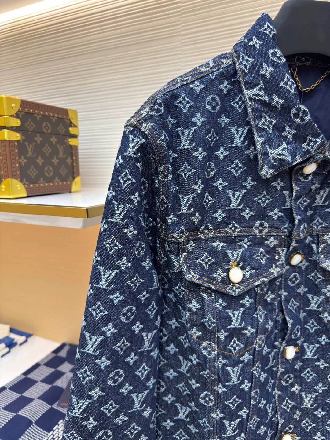 LOUIS VUITTON Presbyopia all-over printed denim jacket ●Authentic product: Purchased and developed by 23639 ●Item number: 1680010-B55 ●Fabric: Denim denim fabric ●Technology: Jacquard production ●Version: fitted version ●Weight: about 850 grams ●Size: 46-48-50-52 ●Description: The fabric is made of denim, full of Monogram jacquard pattern, and is decorated with hot-drilling technology to form the brand's classic pattern. The waist is made of old flocked leather tags, and the hardware is molded. The overall routing is straight and delicate. The fabric is comfortable and soft, and the color is consistent without color difference. It can be matched with the same style to create a fashionable look and control various occasions. Customized accessories, complete with three standards, same style for men and women.